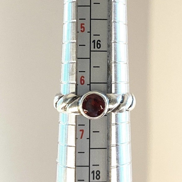 Vintage 925 Sterling Silver Round-Cut 5mm Garnet Ring size 6.5 - Picture 2 of 4